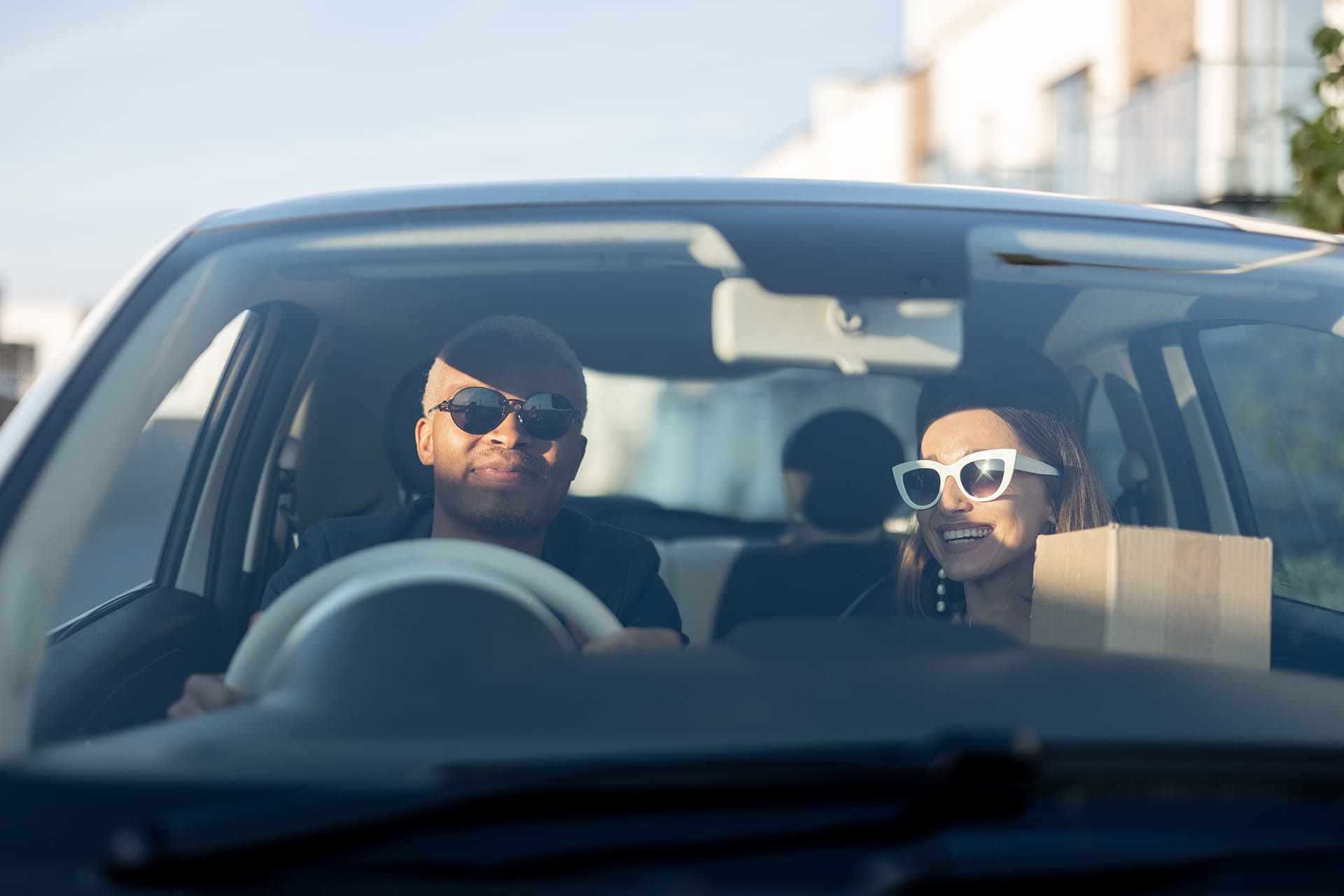 Couple in a car using Dayinsure insurance for quick errands